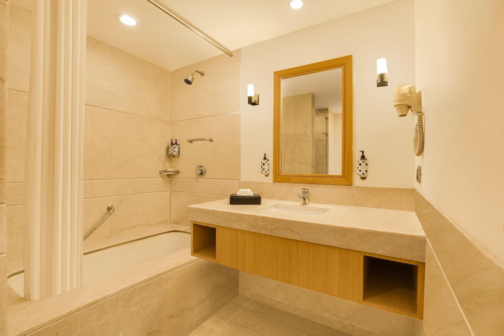 Lemon Tree Premier, Delhi Airport Hotel New Delhi Eksteriør billede Bathroom