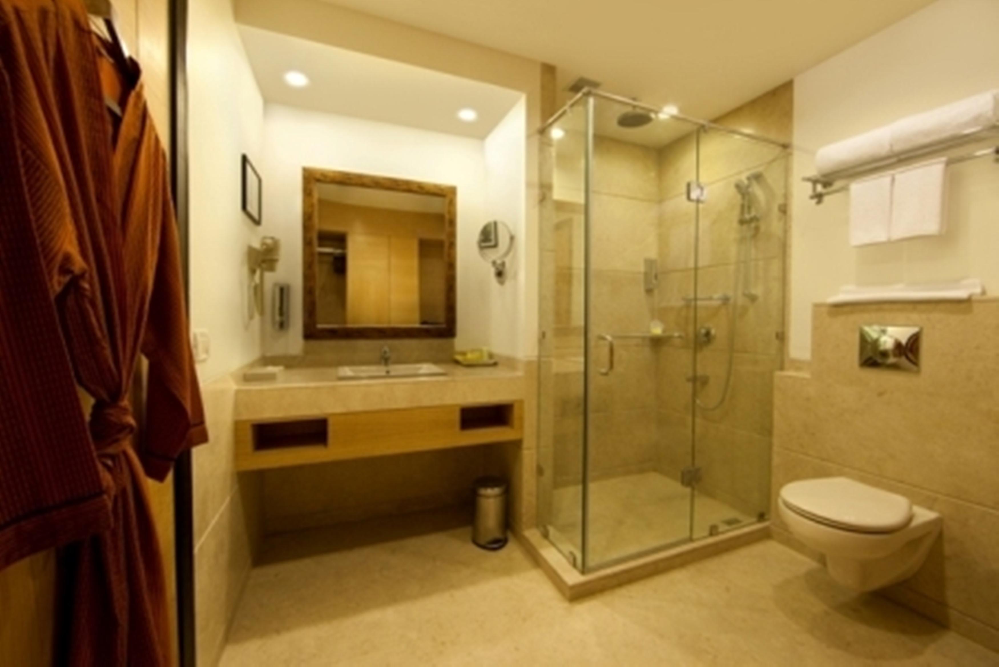Lemon Tree Premier, Delhi Airport Hotel New Delhi Eksteriør billede A bathroom in a hotel