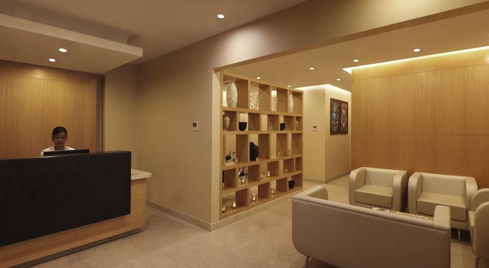 Lemon Tree Premier, Delhi Airport Hotel New Delhi Eksteriør billede The interior of the lounge