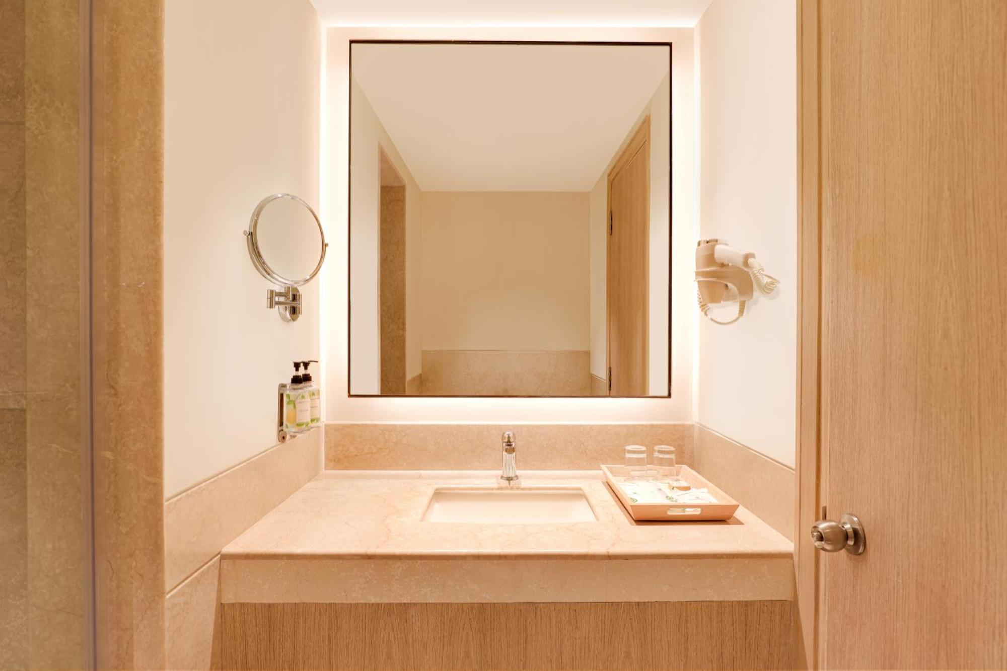 Lemon Tree Premier, Delhi Airport Hotel New Delhi Eksteriør billede Bathroom