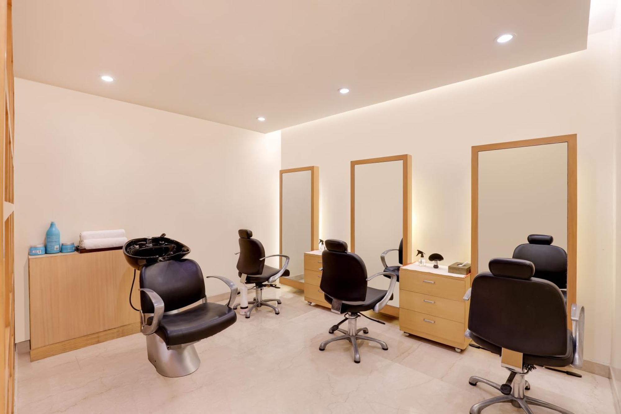 Lemon Tree Premier, Delhi Airport Hotel New Delhi Eksteriør billede A hair salon in the United States