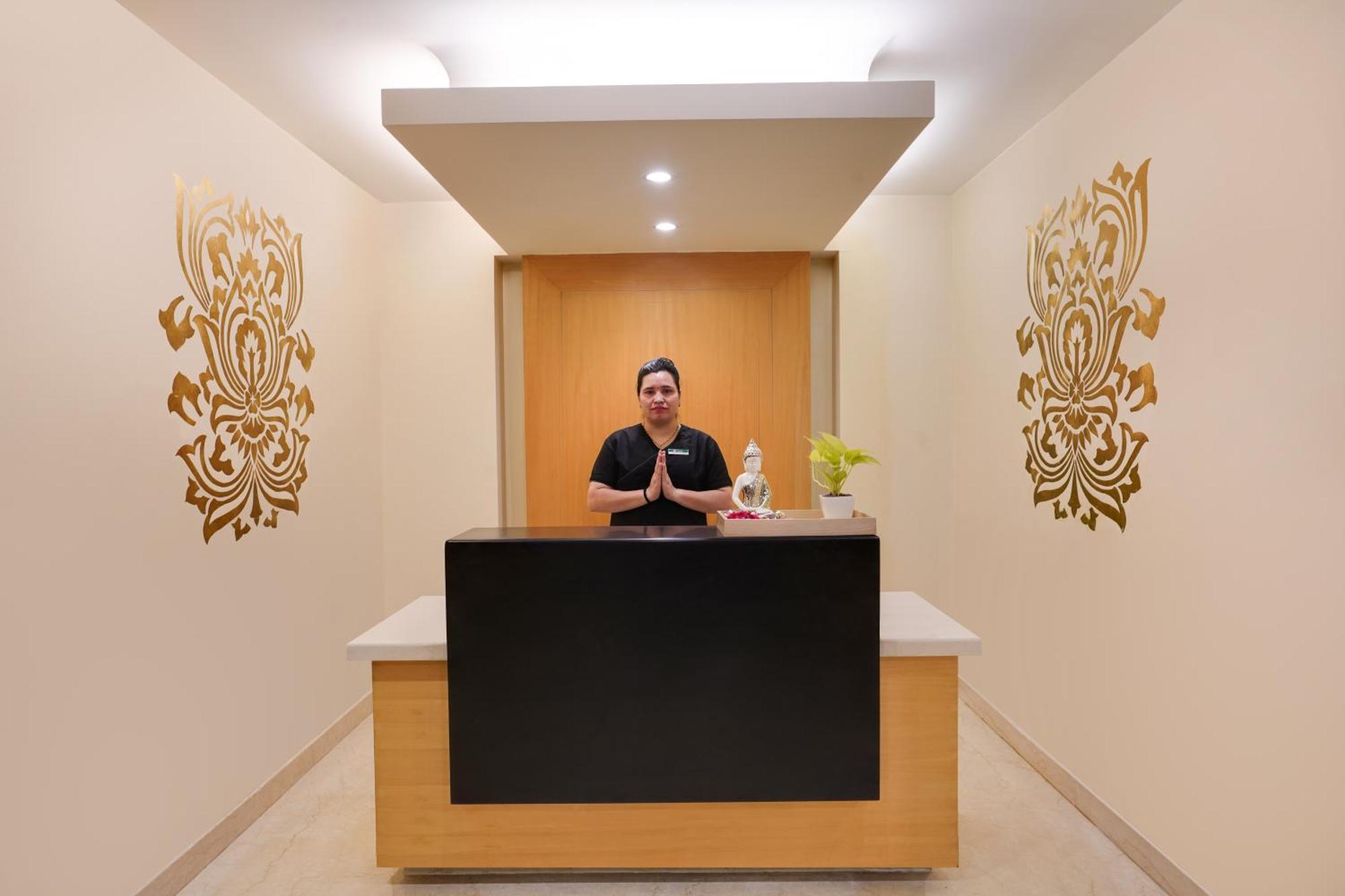 Lemon Tree Premier, Delhi Airport Hotel New Delhi Eksteriør billede A hotel receptionist at the Taj Bengal, Kolkata, India