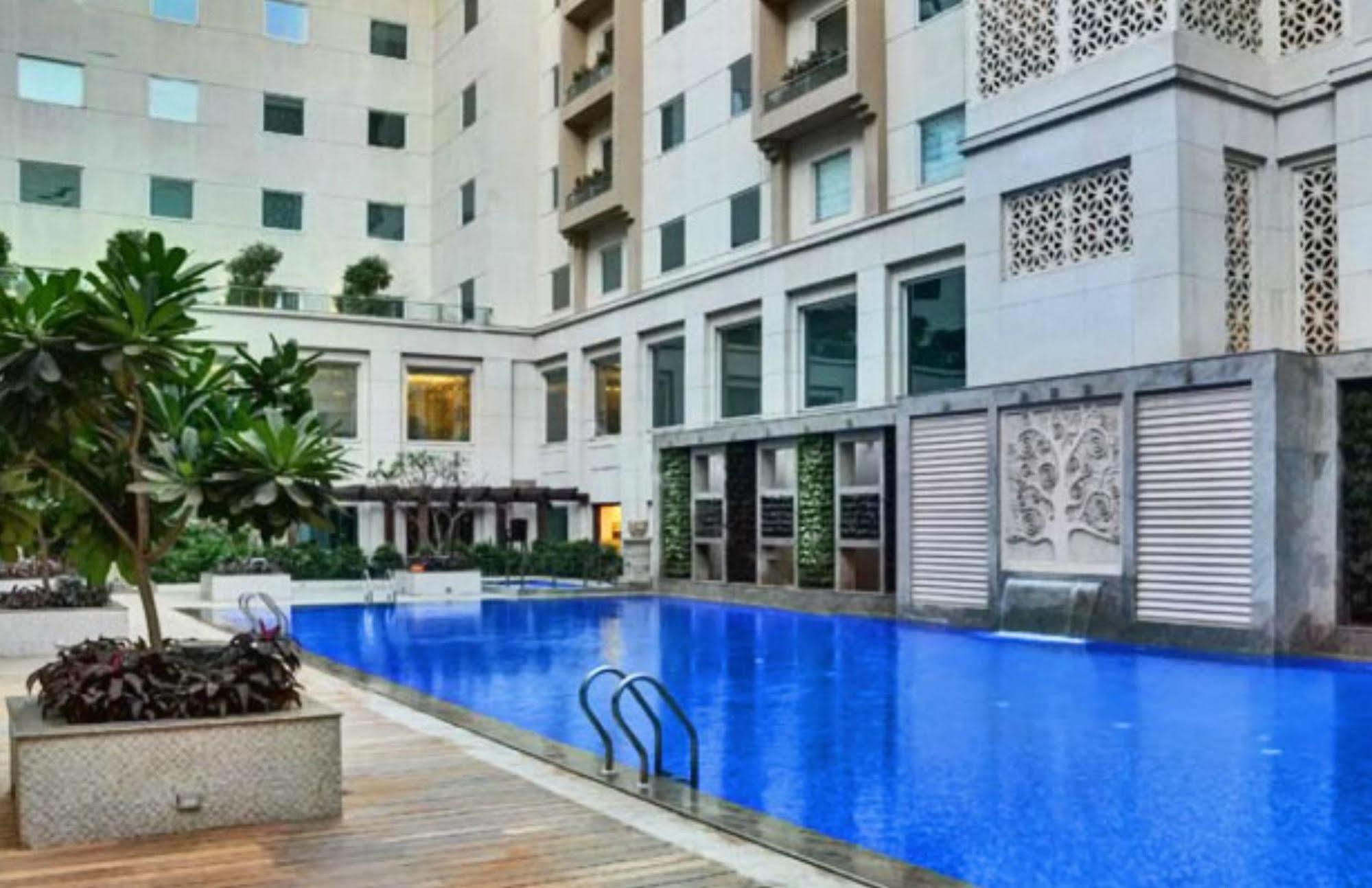 Lemon Tree Premier, Delhi Airport Hotel New Delhi Eksteriør billede The swimming pool at the hotel