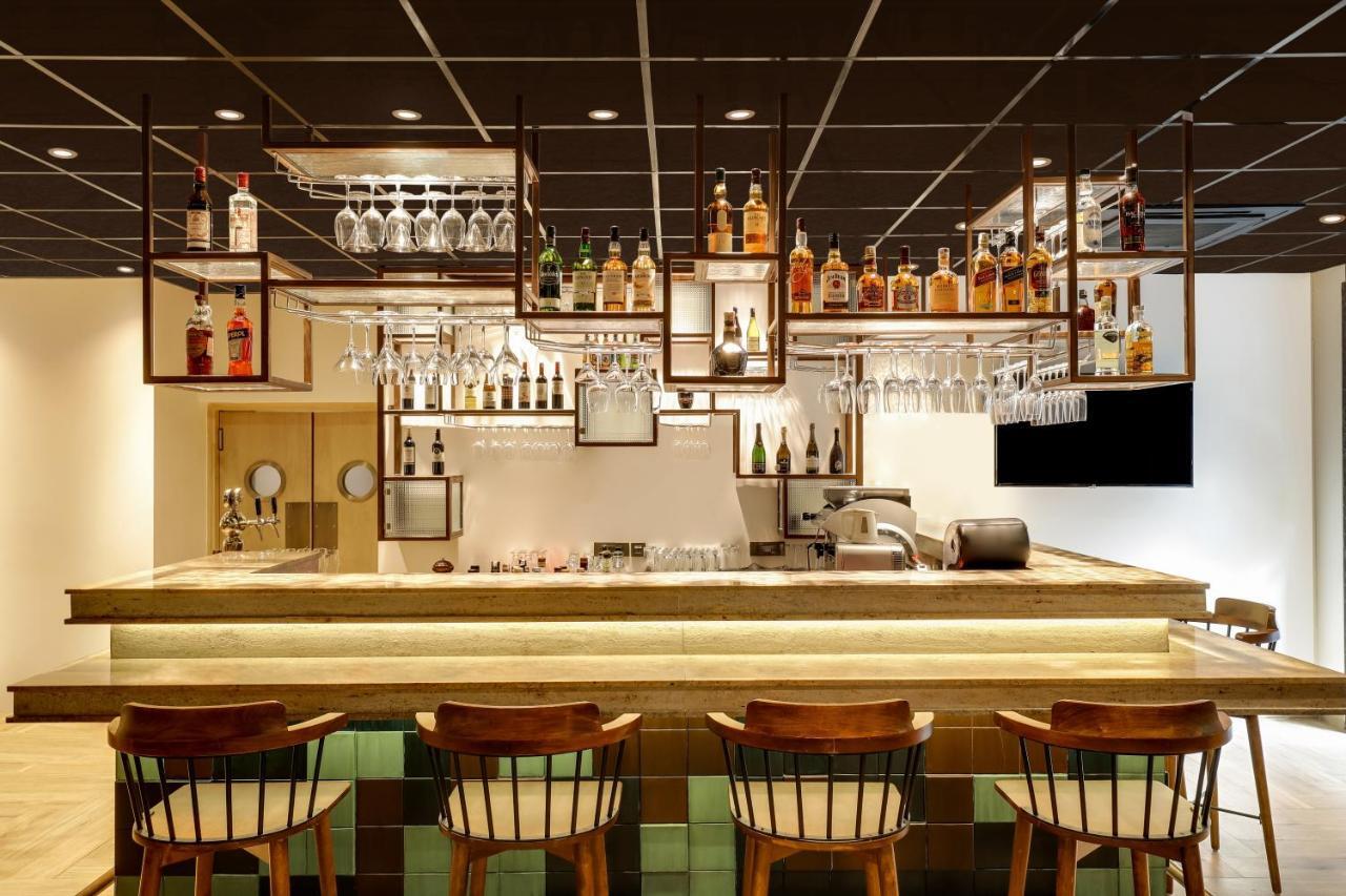 Lemon Tree Premier, Delhi Airport Hotel New Delhi Eksteriør billede A bar in Japan